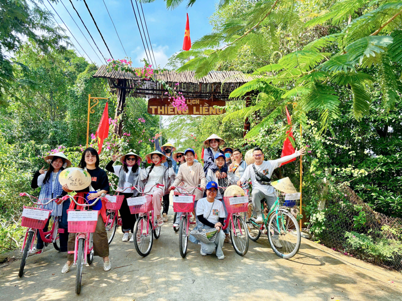  Hành trình vi vu trên du thuyền sang trọng về vùng đất Thiềng Liềng “đảo trong đảo” đầy bí ẩn, trải nghiệm một ngày làm “diêm dân” và thử một lần nếm “vị ngọt” của muối.